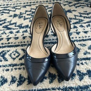 Gently used two-tone Navy Blue heels size 10W.